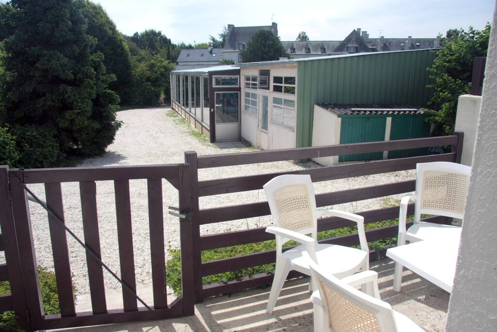 La terrase donnant sur le Jardin et la Piscine couverte Chauffée