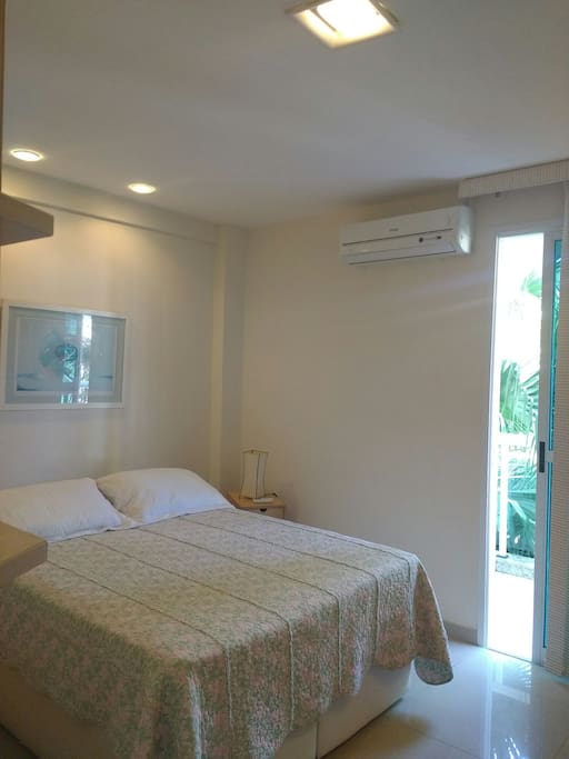 Quarto casal com ar condicionado e armário embutido