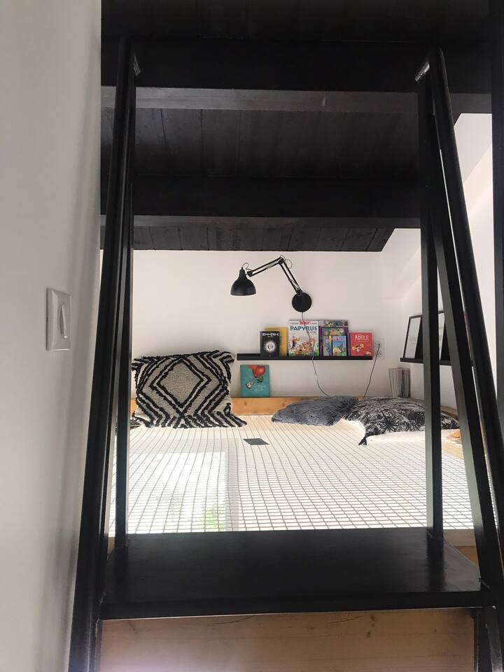 Net juu ya sebule - SIESTA na ENEO LA KUSOMA - Viatu, vinywaji na chakula ni marufuku - Ufikiaji kwa ngazi "aina ya ngazi ya bwawa"ambayo inaweza kuwa HATARI kwa watoto wadogo 