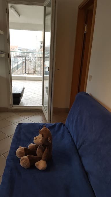 Eigener Zugang zum Balkon (Raucherbereich)