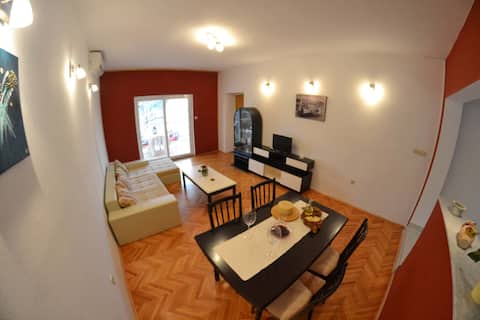 Successful Airbnb property: Apartment for 4/peaceful area in Mundanije