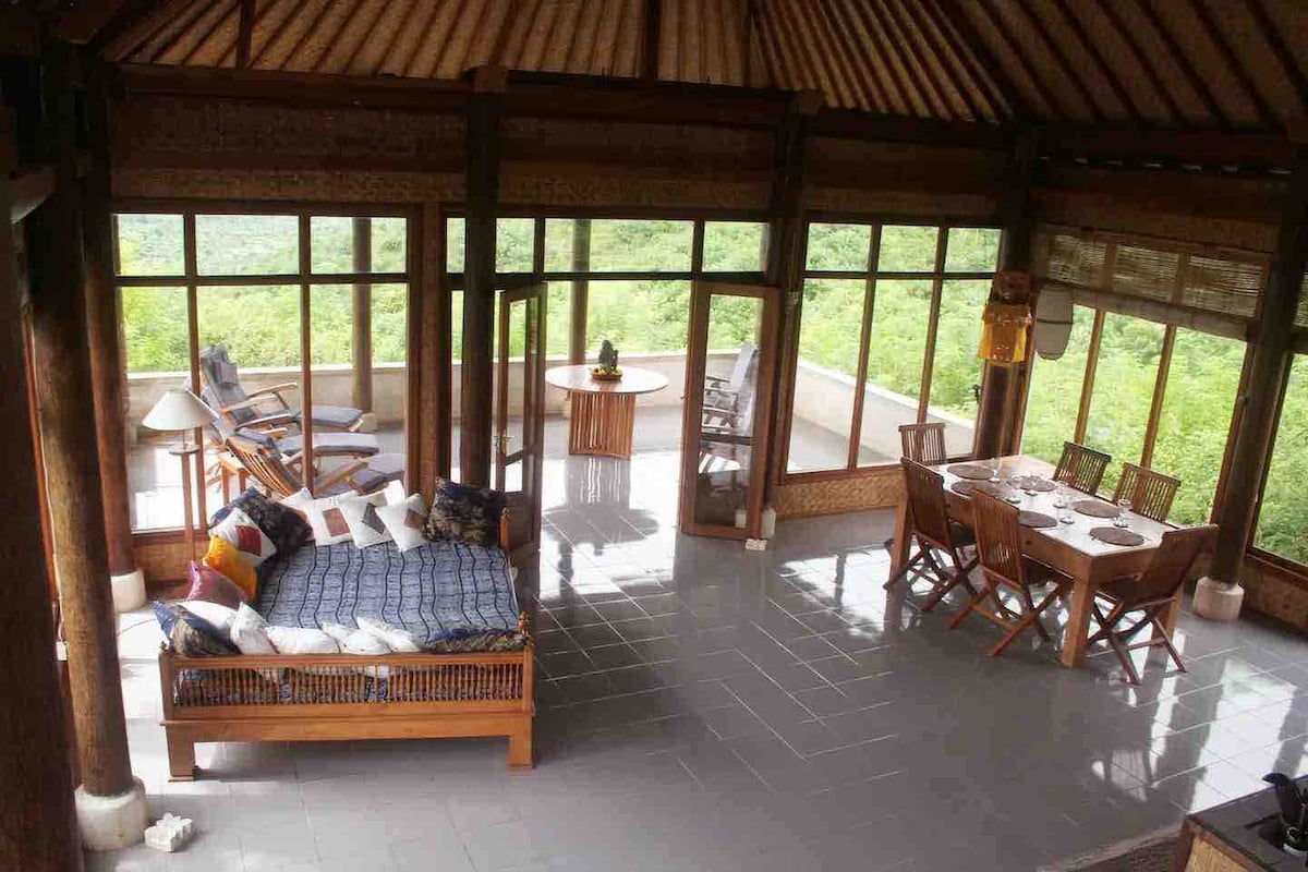 Madirisha ya sakafu hadi dari huunganisha nyumba na mazingira ya asili na ulimwengu wa nje