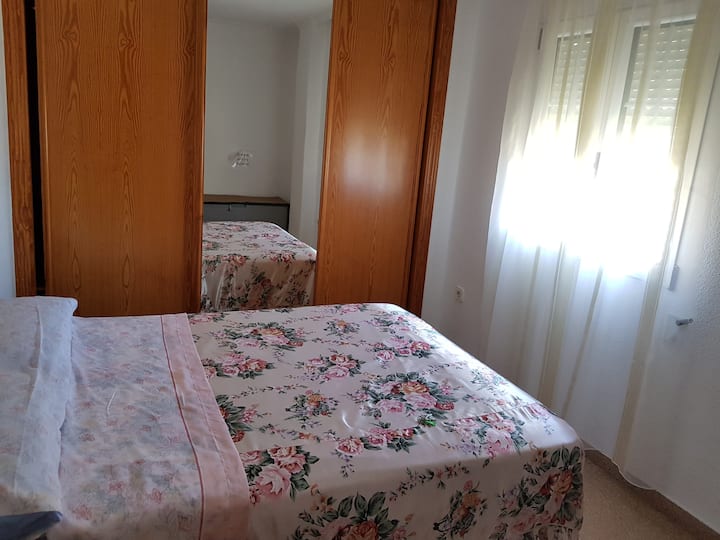 ห้องนอนพร้อมเตียงใหญ่ 150 ซม.