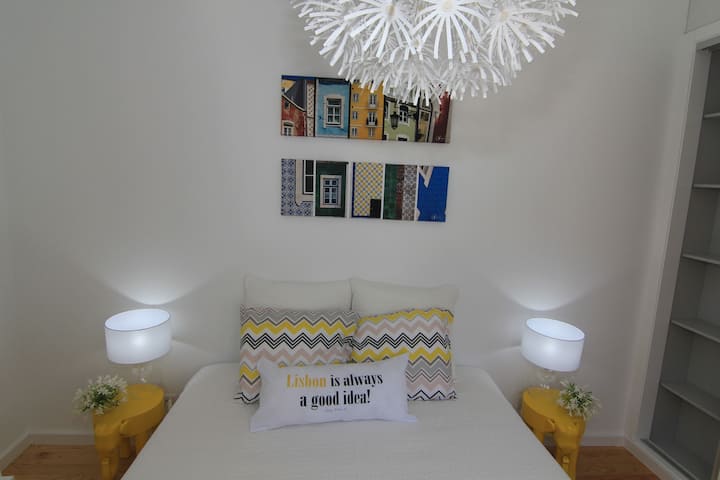 房间很漂亮，配有舒适的双人床和床上用品。