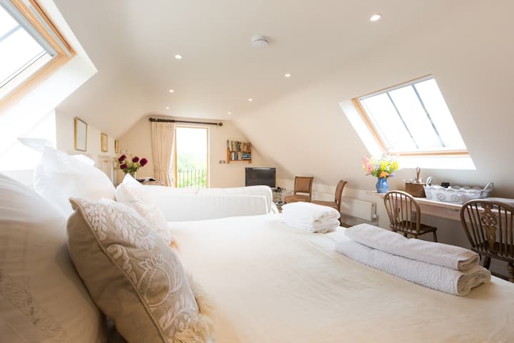 Მსუბუქი და ჰაეროვანი სტუდიო. Შუშის კარი გადაჰყურებს კერძო ბაღს
Საწოლი დიდი
ზომის გასაშლელი დივანი ერთი დამატებითი სტუმრისთვის 