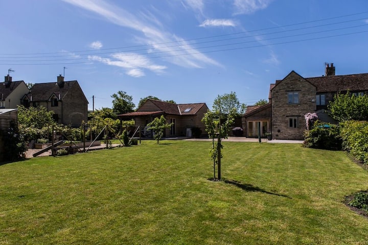 Idyllic Cotswold Barn near Bath/M4.