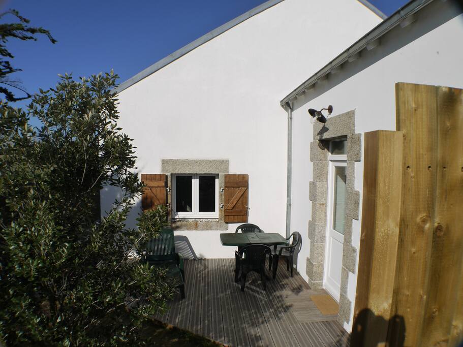 Das Haus bietet eine intime und geschützte Terrasse