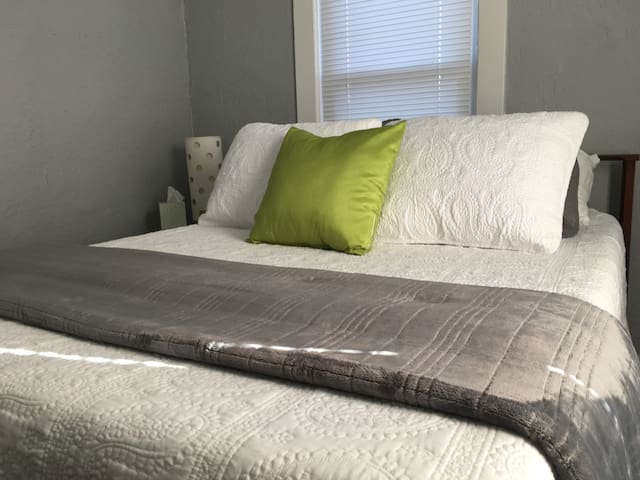 Cozy Home in Quiet Neighborhood- Free Breakfast!