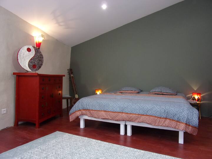 AMPLIA HABITACIÓN y para pasar noches tranquilas, duerme en una cama de 180 x 200 con ropa de cama nueva.
