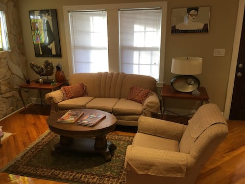 Top Airbnb: 1.5 miles to Uptown, 1300+sf townhome... in Wesley Heights