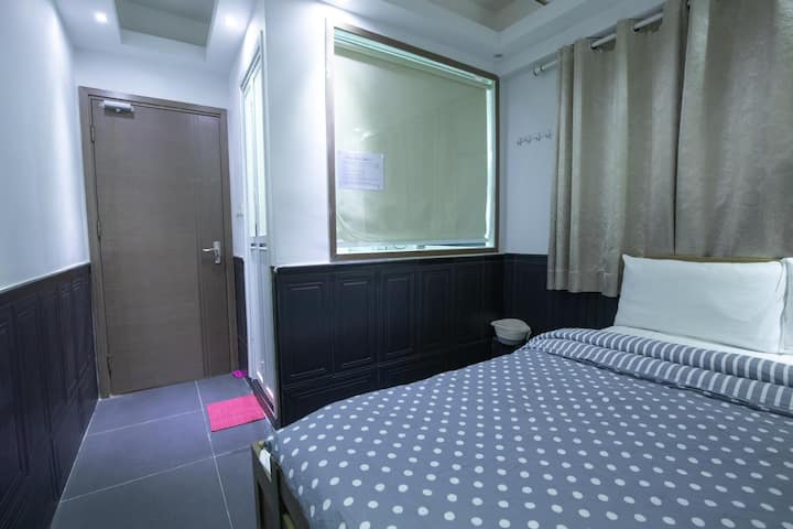 חדר C עם שירותים/חדר רחצה פרטיים
2 צדדים של חלונות גדולים