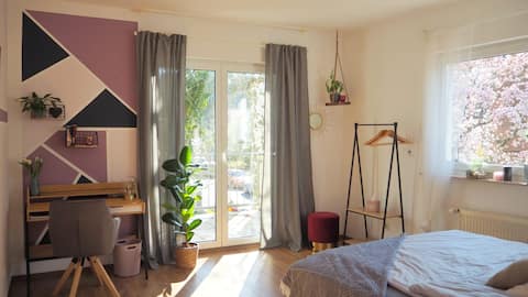 Großes Zimmer mit Balkon für Frauen im Grünen