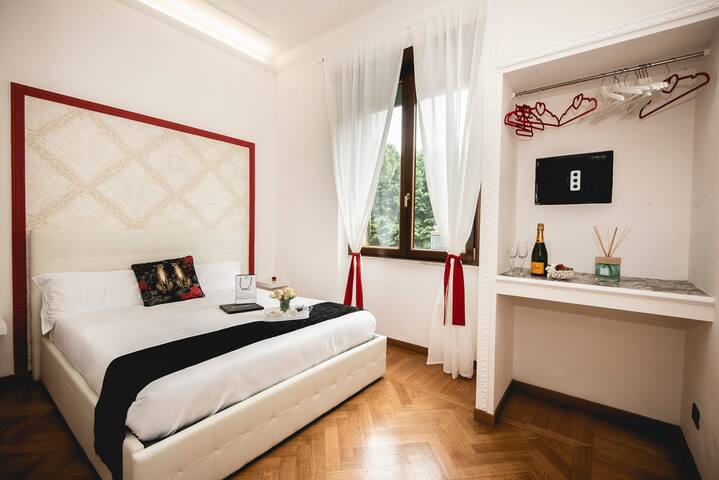 St. Peter Heart with jacuzzi luxury apartment gallery image 5