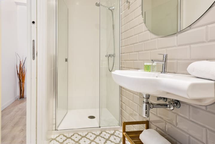 BIG SUNNY apartment with FREE WIFI gallery image 4