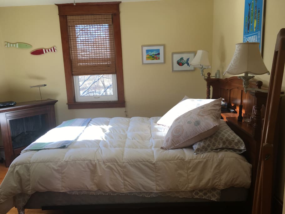 Queen bed with garden view