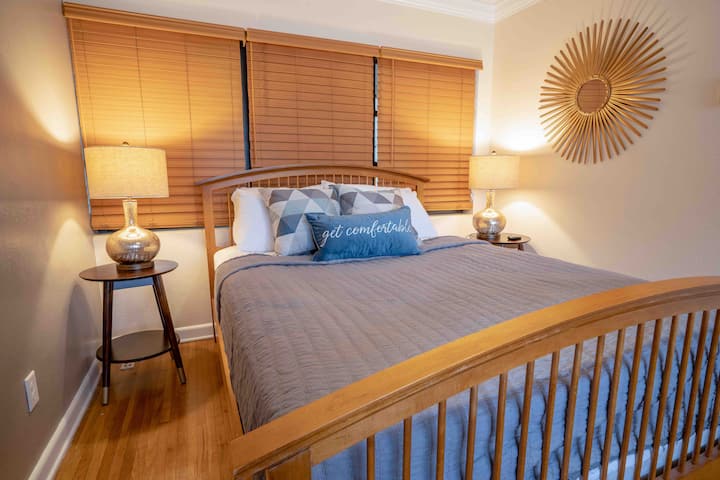 Queen size bed - Comfort Awaits
Sink into the cozy queen-size bed stacked with soft, cloud-like pillows ☁️️. Whether you're winding down or sleeping in, this dreamy setup has royal nap vibes written all over it
