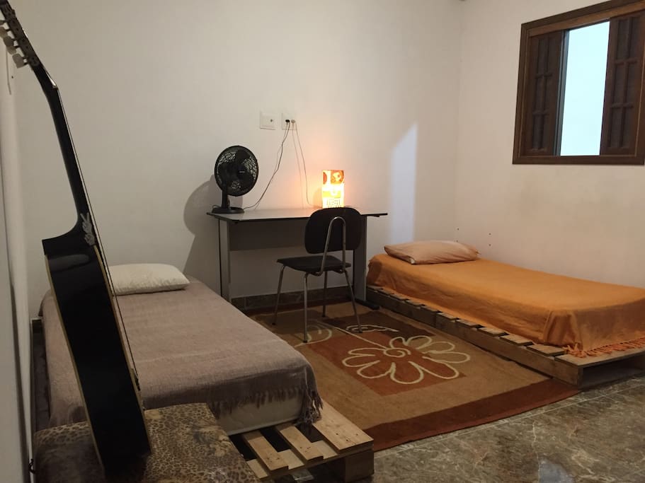 Camas de paletes tratadas pelo anfitrião, colchões de molas ensacadas que trazem melhor conforto ao dormir, trazendo paz e descanso ao corpo.