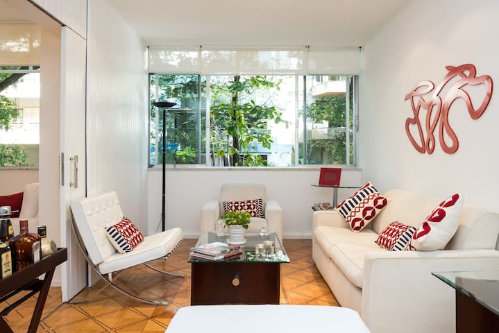 Belíssimo apartamento-Ipanema entre o mar e lagoa.