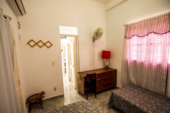 مع مكيف الهواء والمروحة والأثاث مع الأدراج.