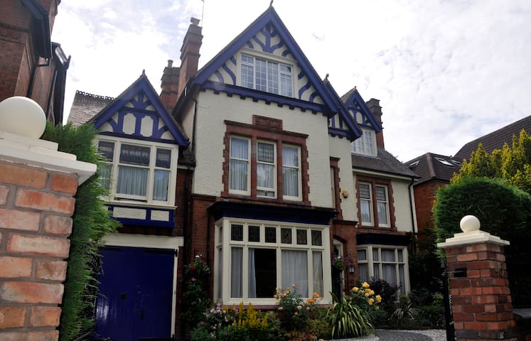 Gorgeous quiet massive room/studio 'Blue Room'