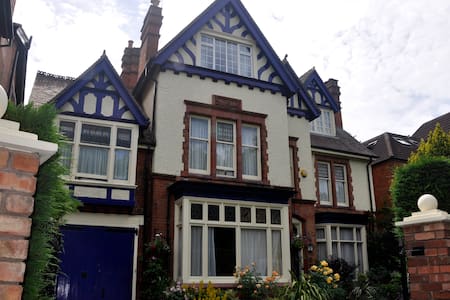 Gorgeous Quad quiet massive rm/studio 'Blue Room'