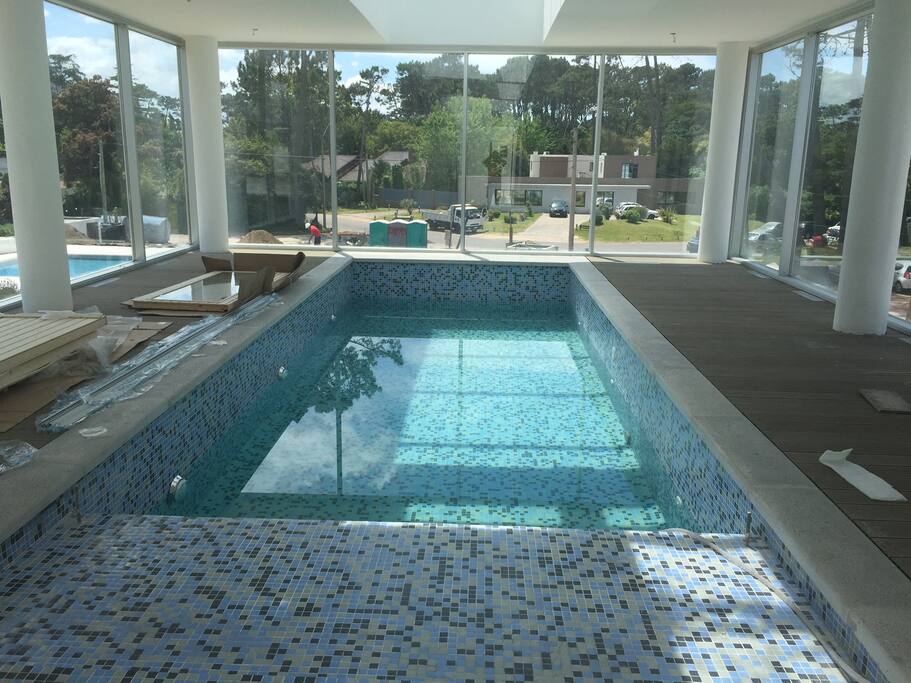 Piscina cubierta climatizada con vista al bosque