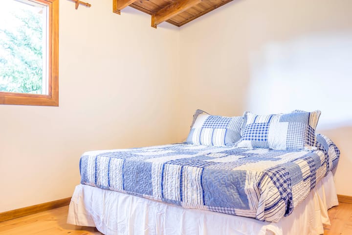 Cuarto principal super luminoso con cama 2 plazas, todo equipado con sábanas y toallas.