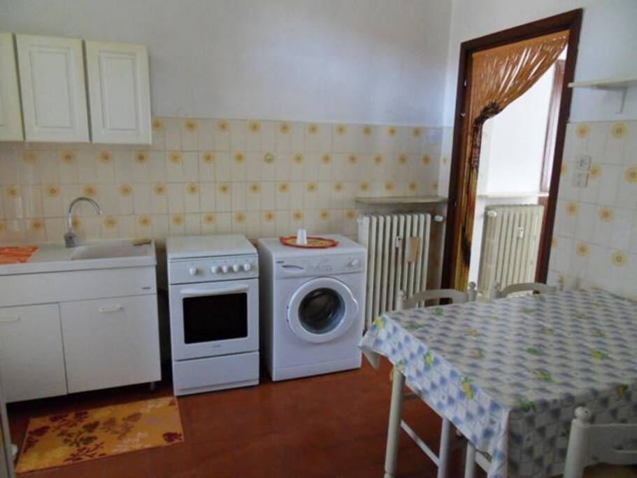 Cucina attrezzata con lavatrice