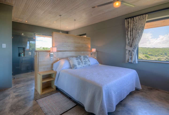 Chumba kikuu cha kulala katika Umthi Lodge