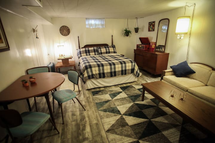 Quiet 1960's retreat in metro St. Louis