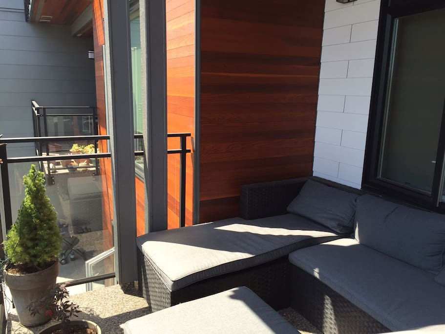 2nd floor balcony with lounge furniture