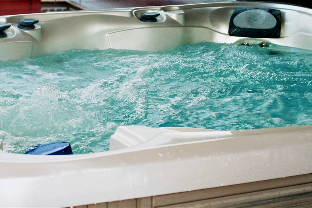 Utendørs Jacuzzi på terrassen.