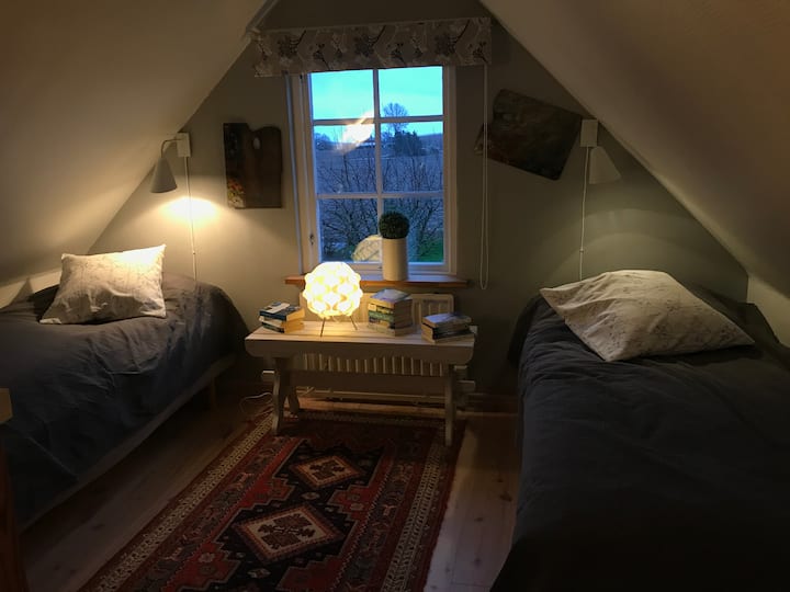 El área para dormir con 2 camas de 90 cm. Estos se pueden armar en una cama doble.