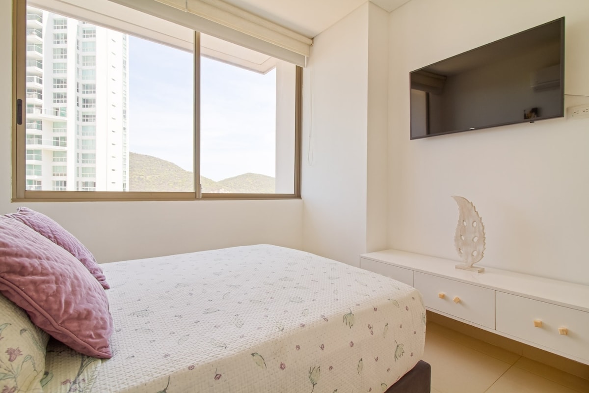 Habitacion 2 Con cama Matrimonial. Aire acondicionado, Tv led y vista al mar y a la sierra nevada de Santa Marta.
Bedroom 2 with a double bed, air conditioning, LED TV, and views of the sea and the Sierra Nevada of Santa Marta.