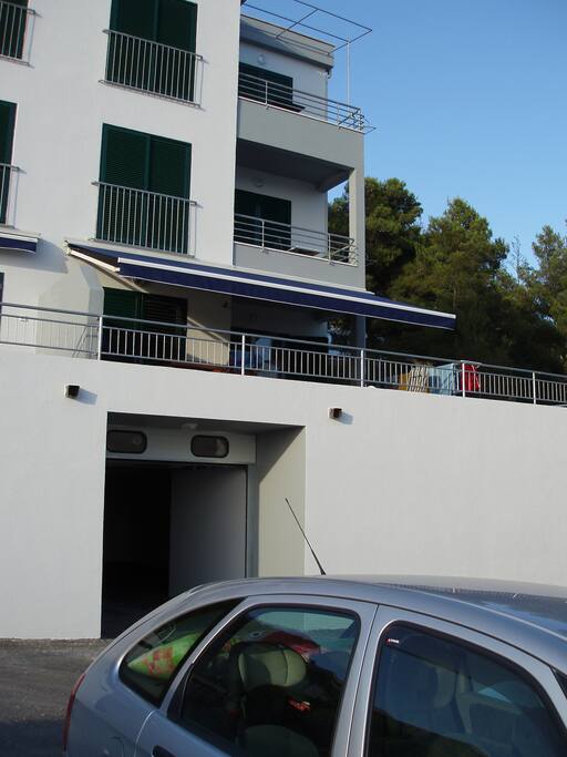 Terrace apartment right above the garage