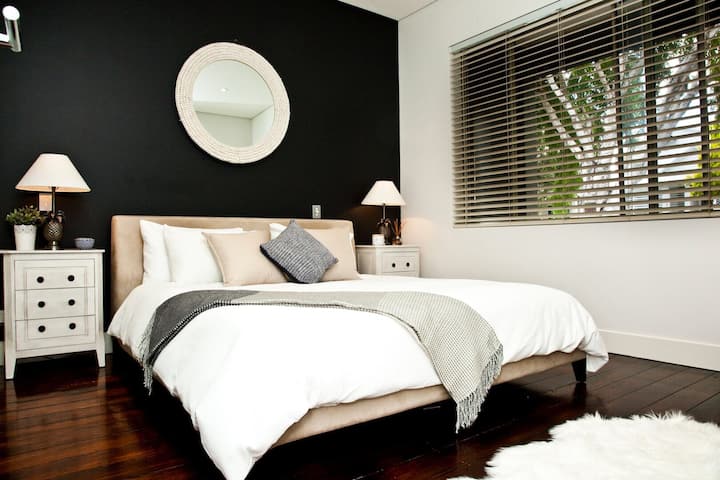 Chumba cha kulala cha Master kilicho na kitanda cha King.