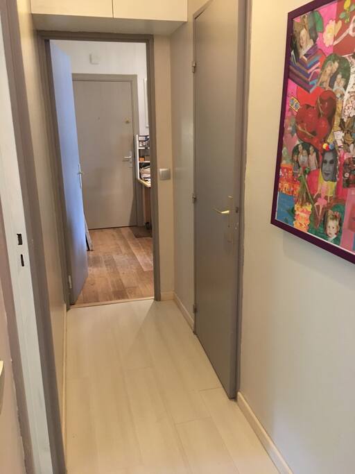 le couloir qui dessert les chambres la salle douche, la salle de bains et les deux wc séparés.