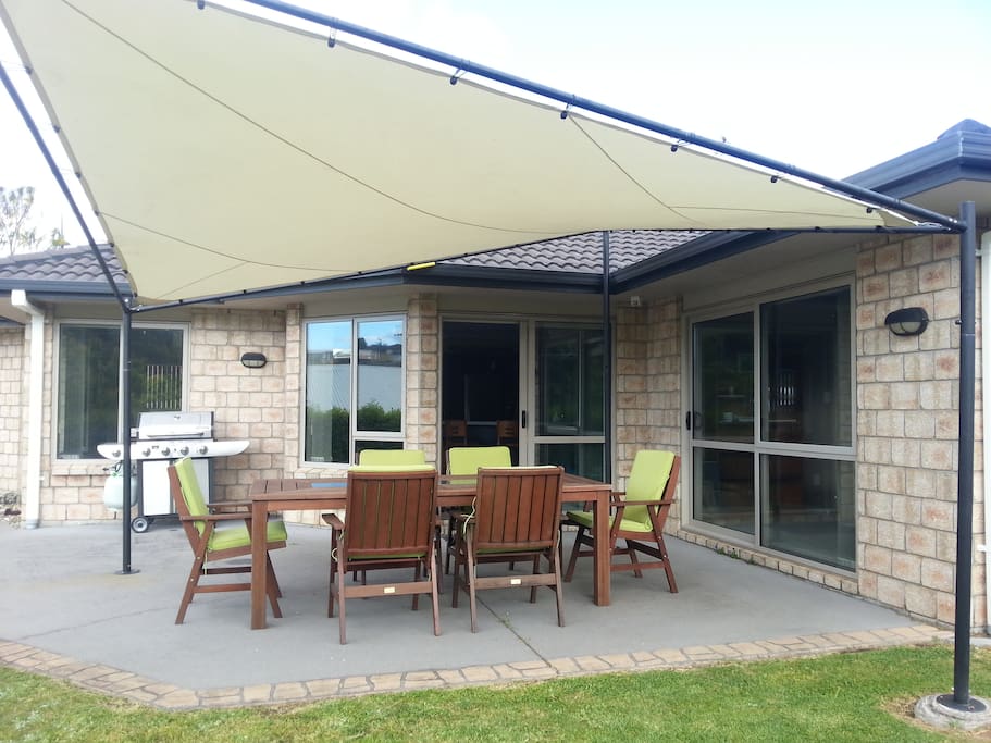 Outdoor BBQ area, trampoline & sandpit.
