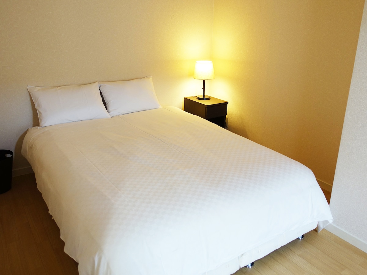 Prví dvaja ľudia budú mať spoločnú jednu posteľ.Ak chcete futón samostatne, bude sa účtovať príplatok 1 000 jenov za noc.