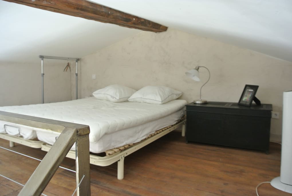 Le lit double en mezzanine.