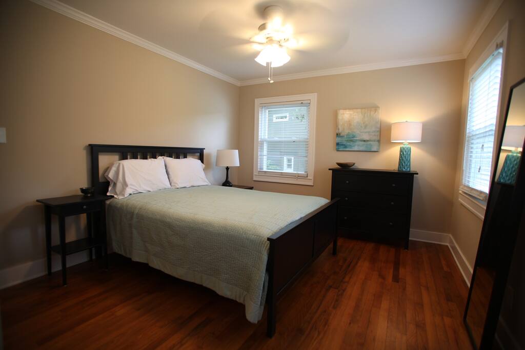 Bedroom 1 w Queen
