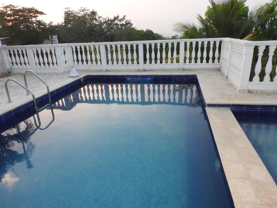 PISCINA CON VISTA A LA CIUDAD