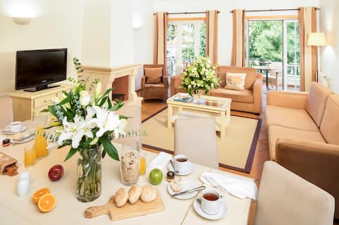 Popular Airbnb listing: Classic Apartment with a Condominium Pool in Amoreira