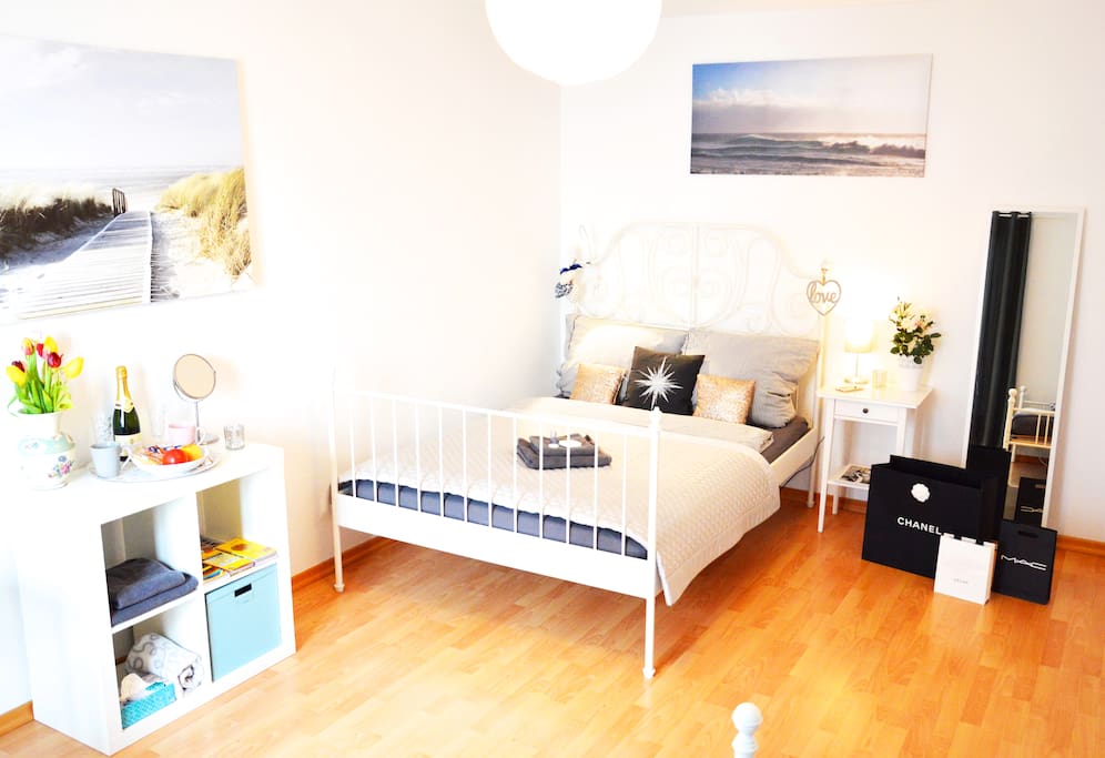 Your cozy room with WIFI, towels, hair dryer, shampoo, Berlin guidebook and maps, magazines, books...