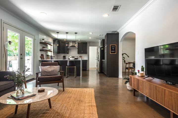 Barton Hills Butterfly Oasis with pool gallery image 2