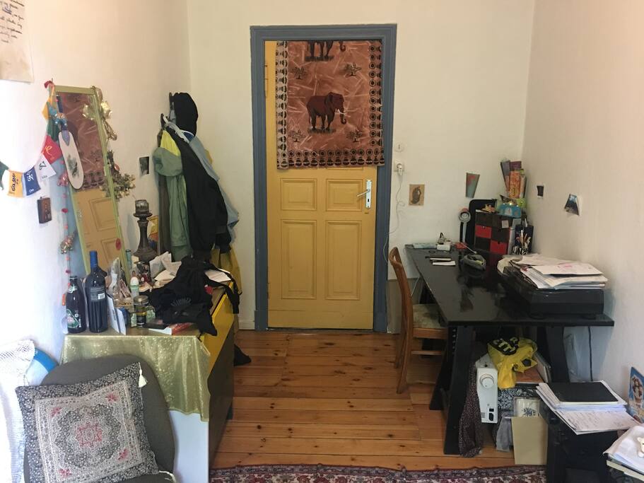 Zimmer vom Fenster aus