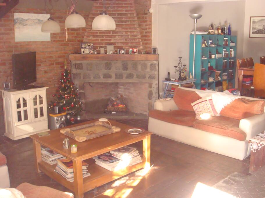 Al ingresar lo primero que encuentras es un amplio living con hogar,tv,dvd.