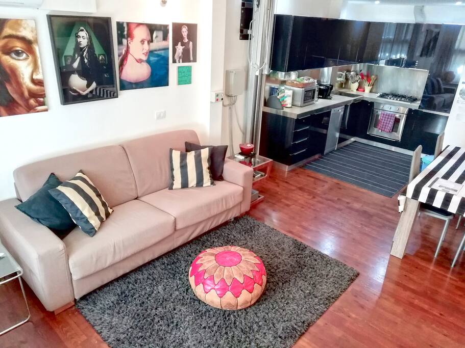 Livello 1 - Soggiorno con divano-letto, cucina e bagno (vista 1)