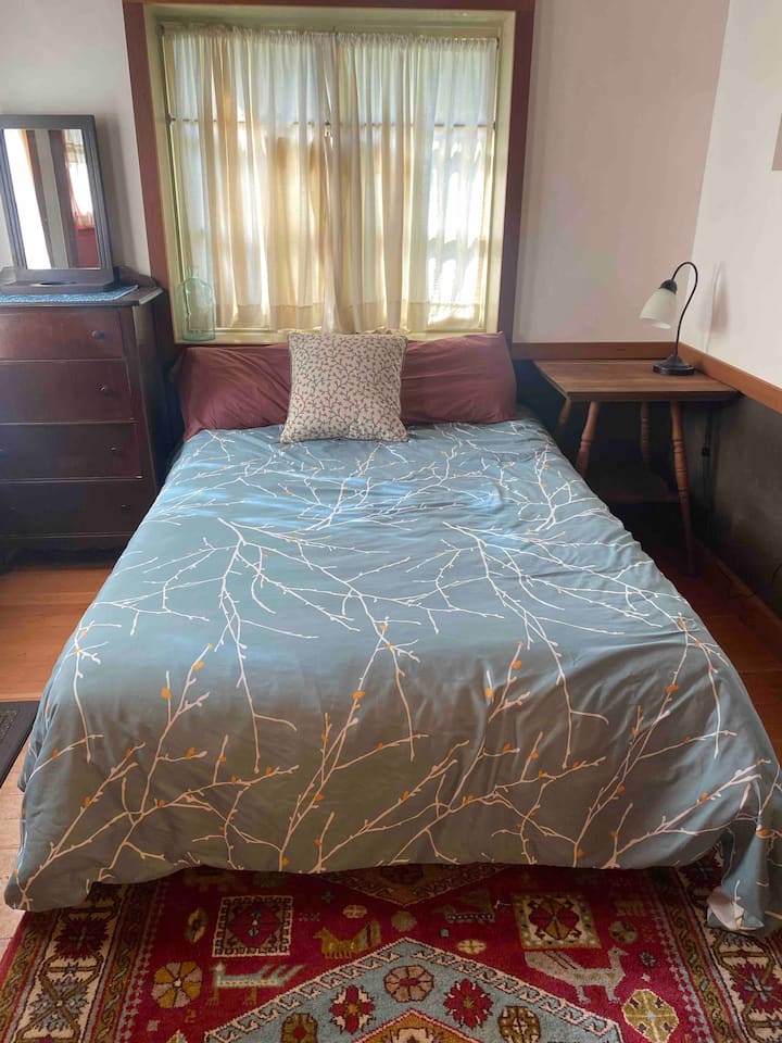 سرير كامل الحجم.