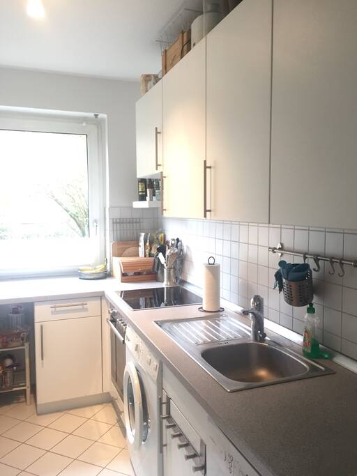 Helle Küche mit Wasch-/ und Spülmaschine sowie allen Geräten die man zum kochen/backen benötigt. Es dürfen gerne alle Küchenutensilien von euch genutzt werden.